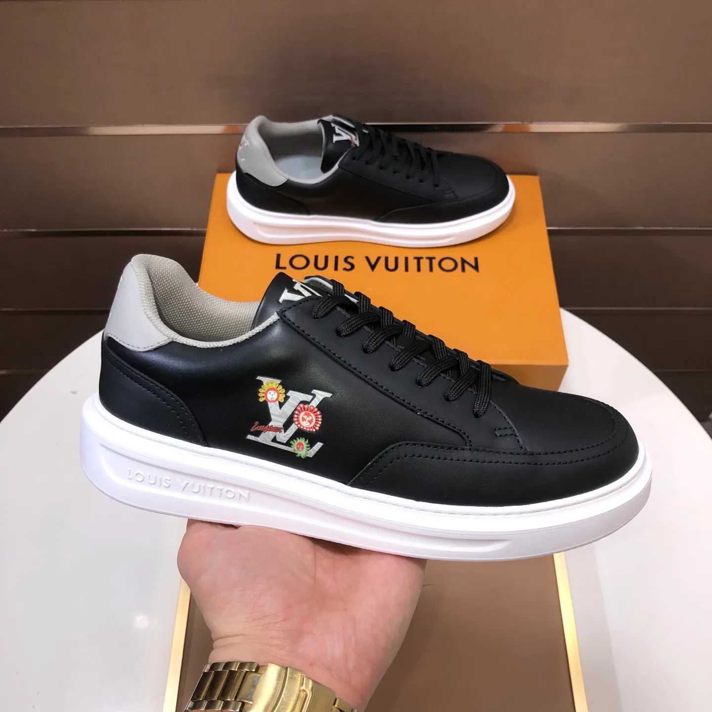 Factory batch 640💰original development, quality shipment, welcome to compare - LV sneaker series sports shoes introduce the loose silhouette of the ready-to-wear series into the spring and summer men's wear shows and make an eye-catching appearance. The cow leather upper is combined with rough fabric laces, and colorful beading highlights the brand's classic elements. LV letters mark the tongue and Monogram floral outsole. Mixed materials Made of top-grain cowhide, thick shoelace design, large Monogram print on the side, mesh lining and cotton feet, the comfort is as extreme as ever, premium heritage, quality first, worth owning! Size: Men’s 38-45 (45 is custom-made and cannot be returned or exchanged)